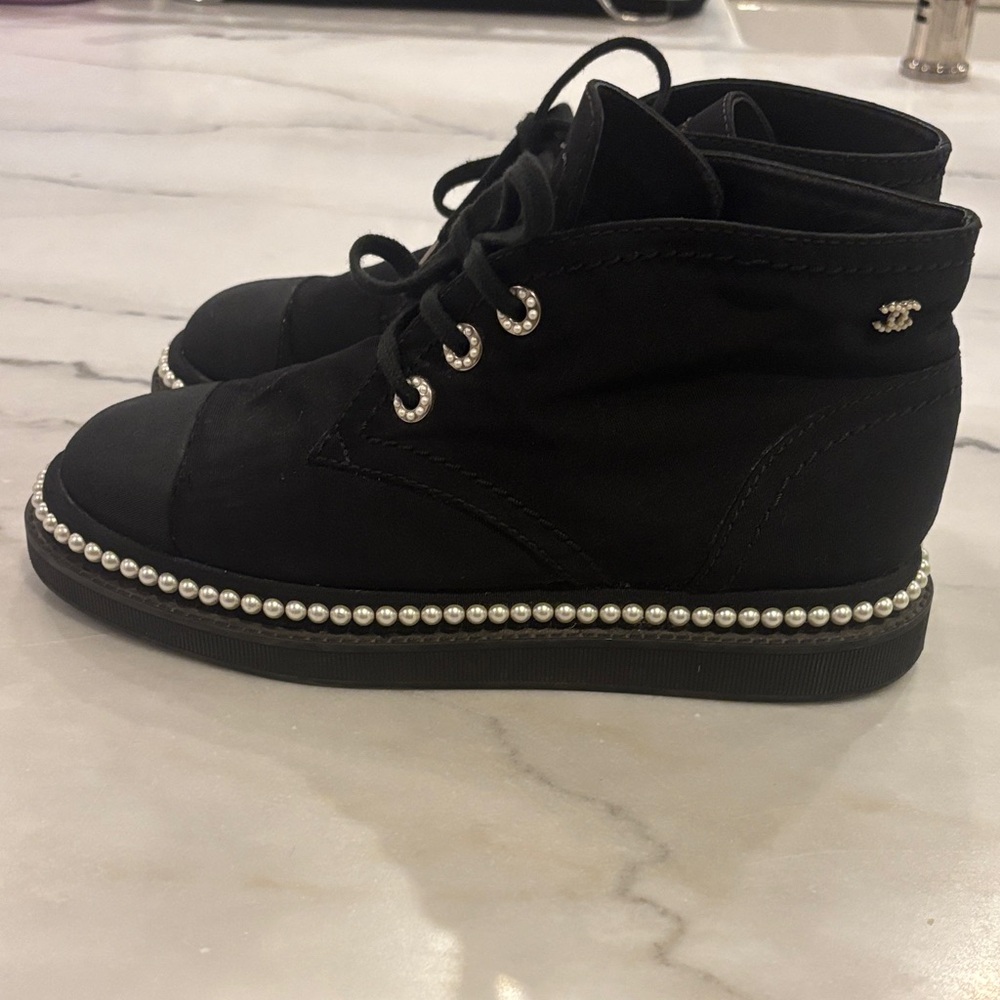 Chanel Runway SAMPLE Pearl Welt Boots – Strass CC Logo